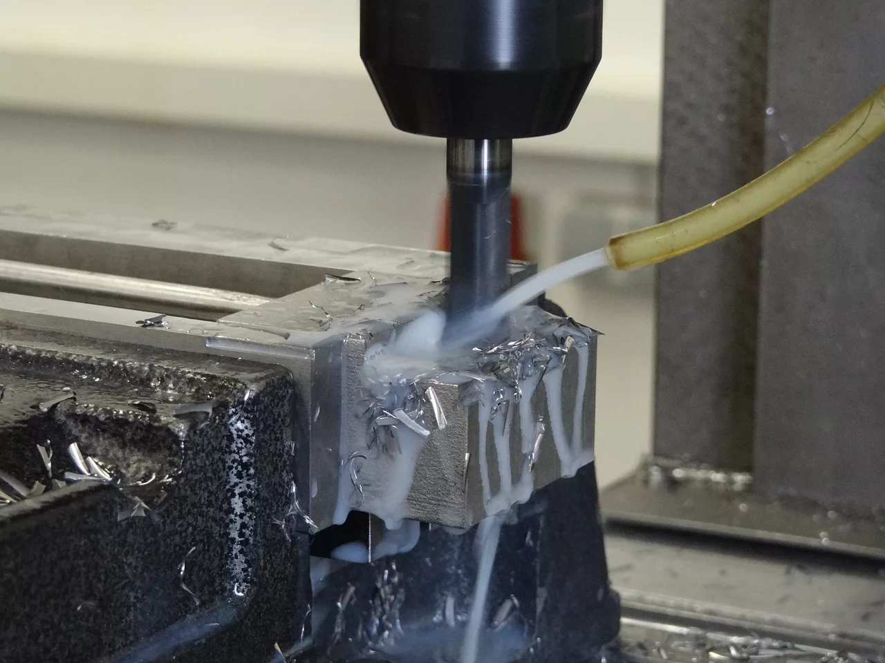 découvrez le monde du machinage, un processus clé en ingénierie et fabrication, qui transforme des matériaux bruts en pièces précises grâce à des techniques avancées et outils spécialisés. apprenez-en plus sur les méthodes de fraisage, tournage, et bien d'autres, pour répondre aux besoins industriels.