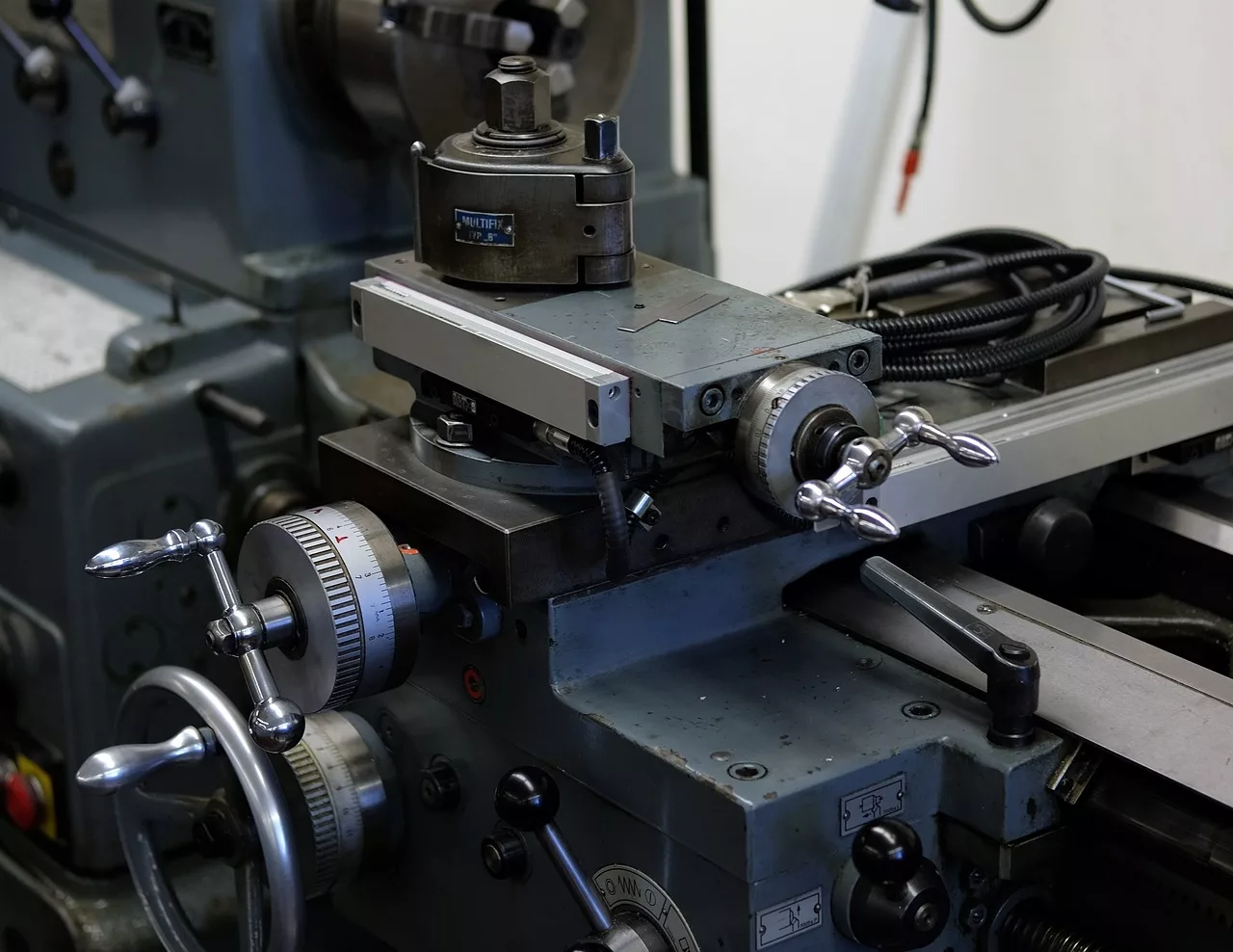 découvrez la fabrication additive métallique, une technologie révolutionnaire qui transforme la production en permettant de créer des pièces complexes et légères avec précision. explorez ses applications industrielles, ses avantages environnementaux et son impact sur l'innovation.